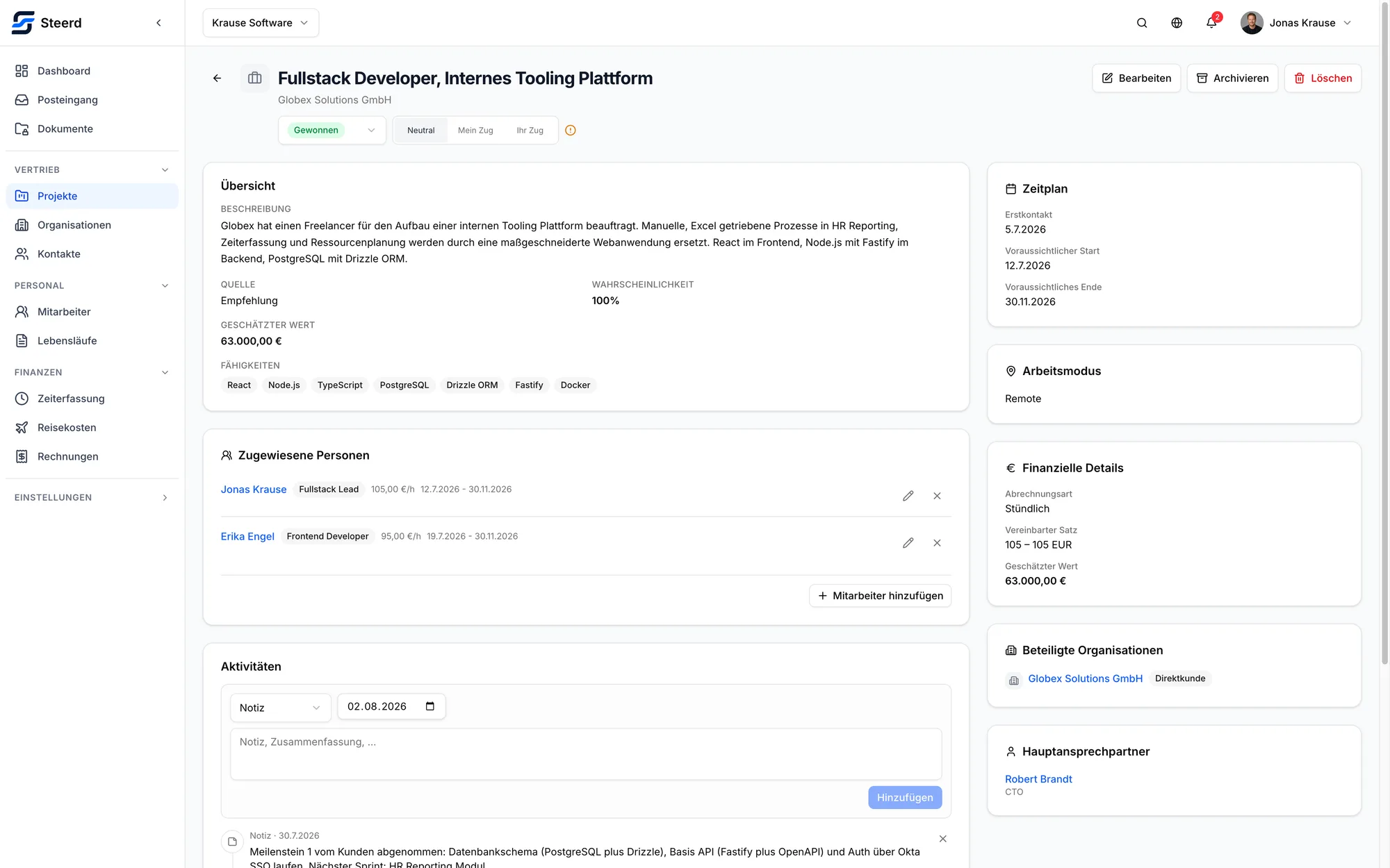 Ein gewonnenes Projekt in Steerd mit Beschreibung, geschätztem Wert und Fähigkeiten, den zwei zugewiesenen Personen samt Stundensätzen sowie Karten für Zeitplan, Arbeitsmodus, Finanzen und Hauptansprechpartner