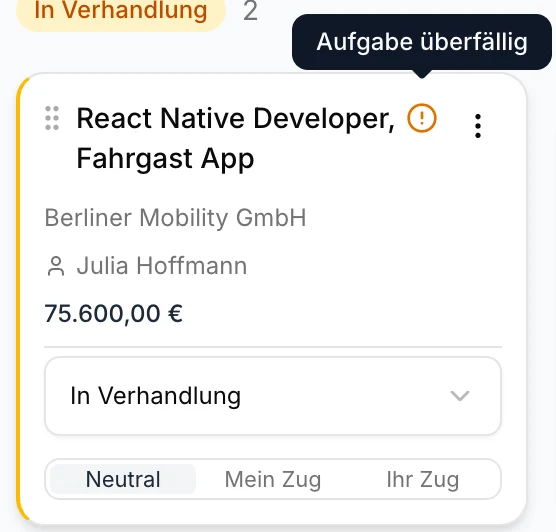 Eine Karte auf dem Board von Steerd mit orangefarbenem Warnzeichen und dem Hinweis Aufgabe überfällig
